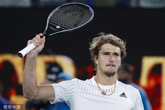 维尼修斯庆祝当选年度最佳球员 把World拼成word