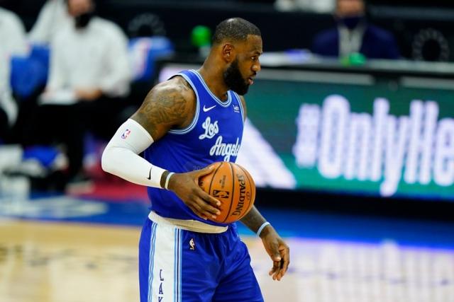 马克西43分詹姆斯31+8+9 湖人负76人止步4连胜